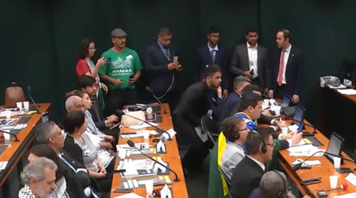 Indivíduo é Flagrado Usando Camisa do Hamas em Evento na Câmara dos Deputados
